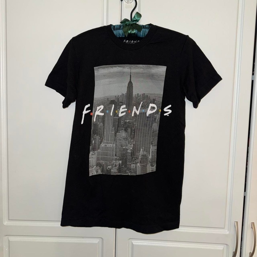 FRIENDS Women's Black Round Neck Short Sleeve Graphic Tee With NYC Small